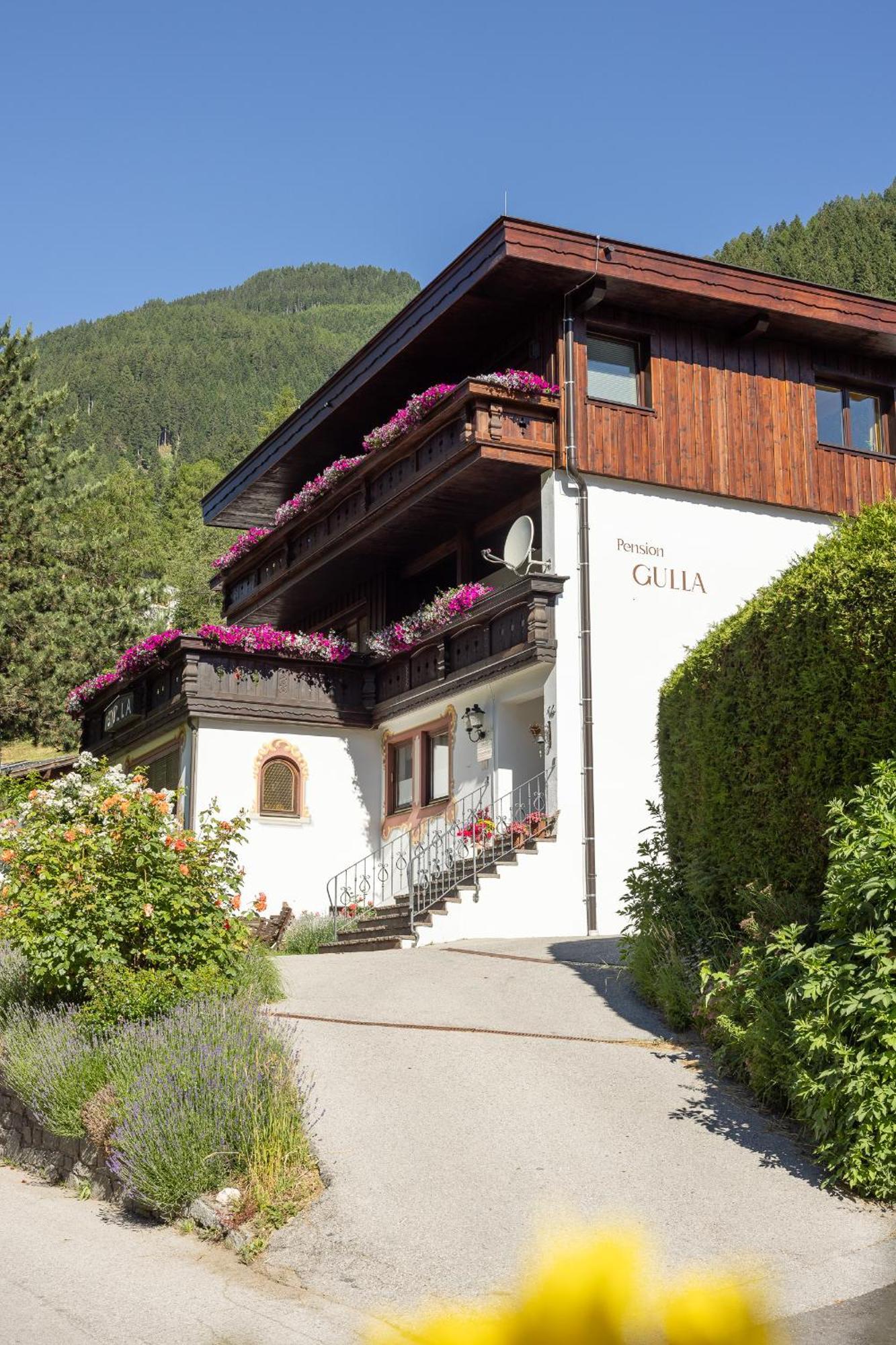 Pension Gulla - Ferienhaus Appartements B&B Neustift im Stubaital Exteriör bild